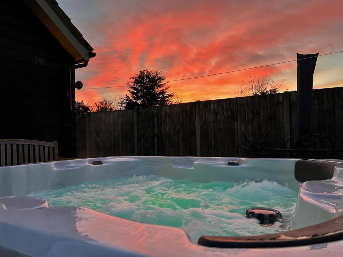 Villa Saving Grace With Private Hot Tub Bawdeswell Exterior foto